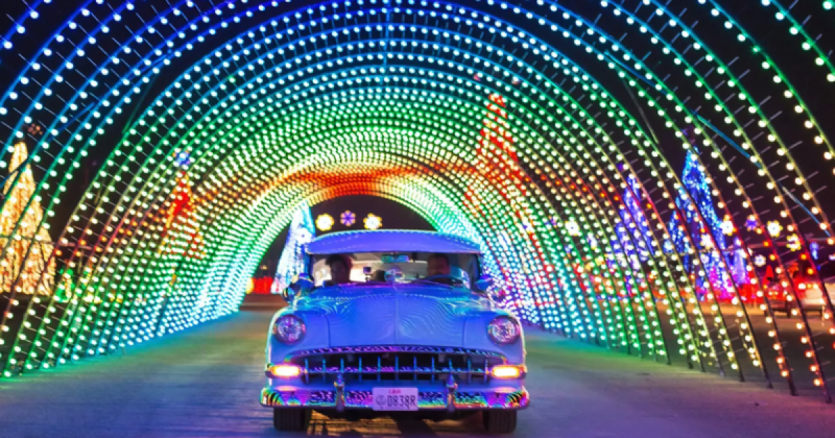 Read more about the article <span class="entry-title-primary">50,000개의 전구를 수놓은 Drive-Thru 체험</span> <span class="entry-subtitle">Bluffs Winter Wonderland Drive-Thru</span>
