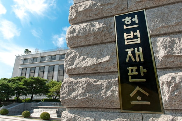Read more about the article <span class="entry-title-primary">해외체류 중 낳은 아들 국적 포기하려면</span> <span class="entry-subtitle">'병역 해결해야만 가능'..."국적법 합헌"</span>